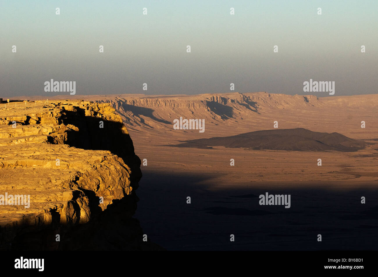 Dramatischen Wüstenlandschaften in Ramon-Krater, Negev-Wüste, Israel. Stockfoto