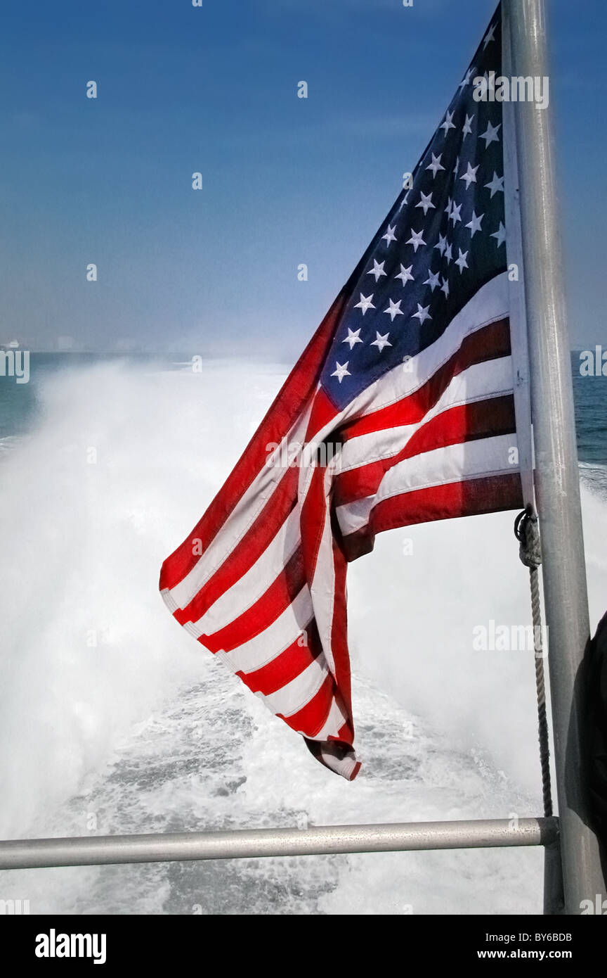 Amerikanische Flagge auf dem Catalina Express-high-Speed-Katamaran auf dem Weg nach Avalon, Santa Catalina Island, Kalifornien, USA. Stockfoto