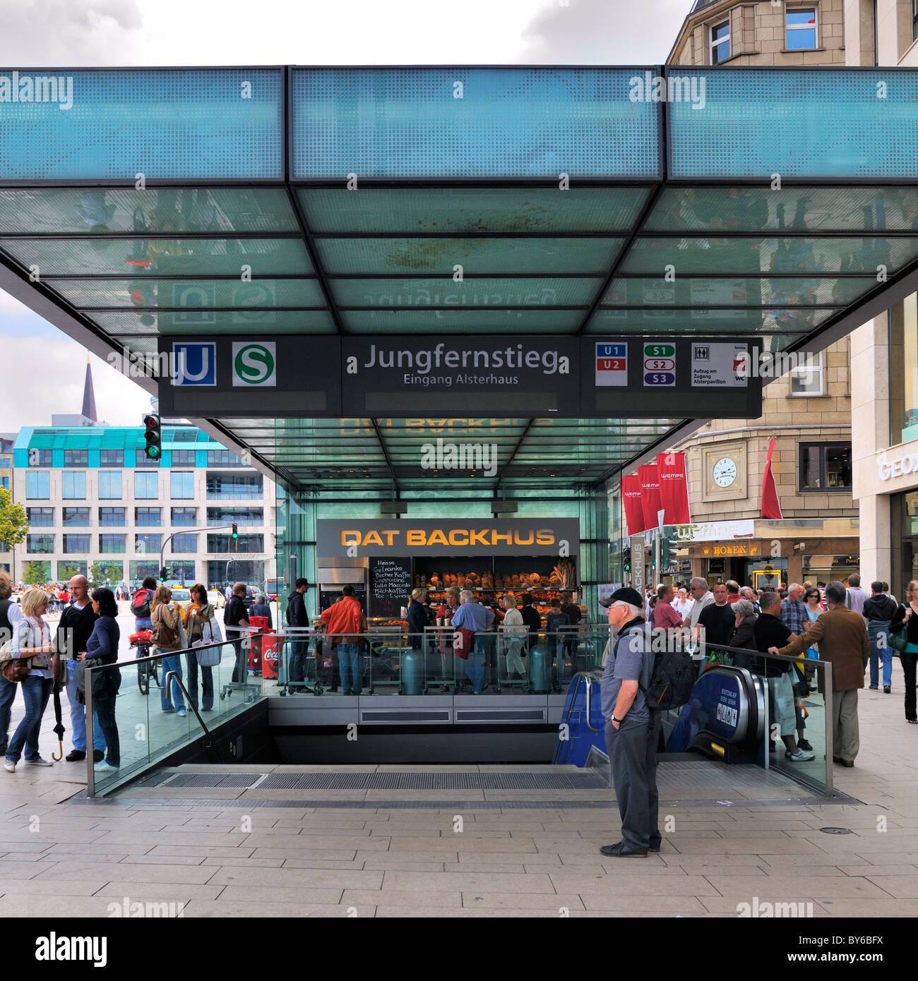 Der Eingang zur u-Bahn-Station Jungfernstieg (Station Alsterhaus) in Hamburg, Deutschland. Stockfoto