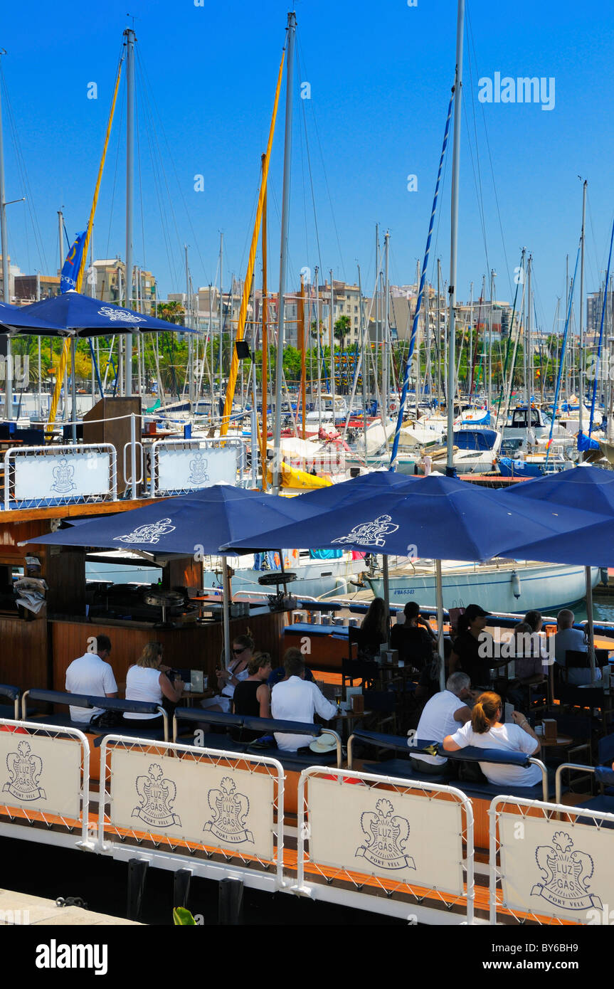 Ein Boot-Restaurant in der Marina Port Vell, Barcelona, Spanien. Stockfoto