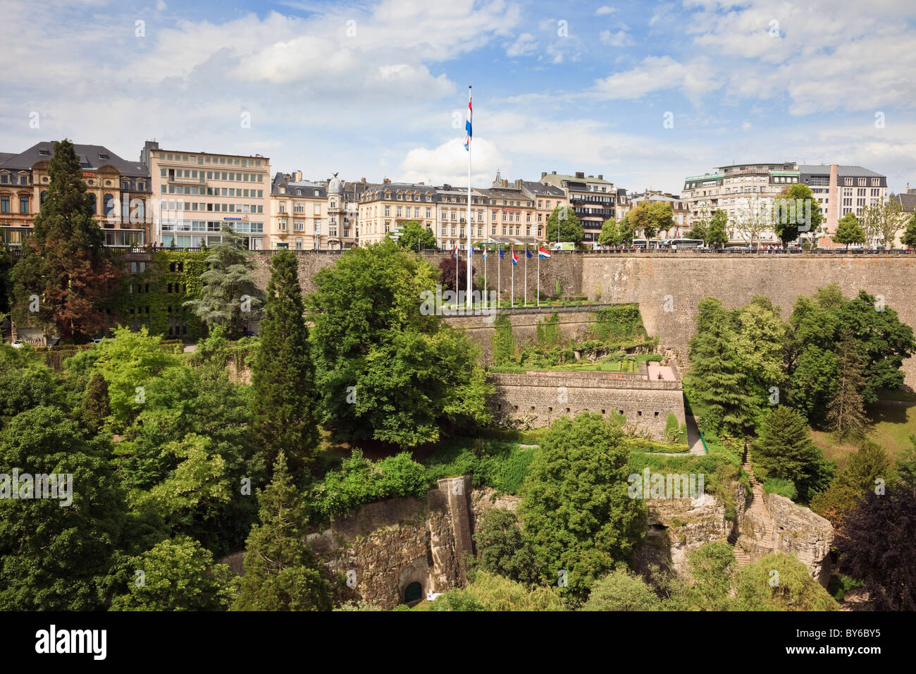 Luxemburg, Europa. Über das Petruss-Tal zu den Stadtmauern unter Roosevelt Boulevard anzeigen Stockfoto