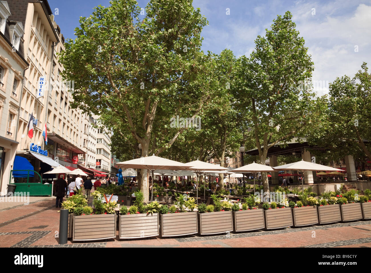 Setzen Sie d ' Armes, Luxemburg, Europa. Hotel Francais Freiluft-Café im Zentrum Stadtplatz Stockfoto