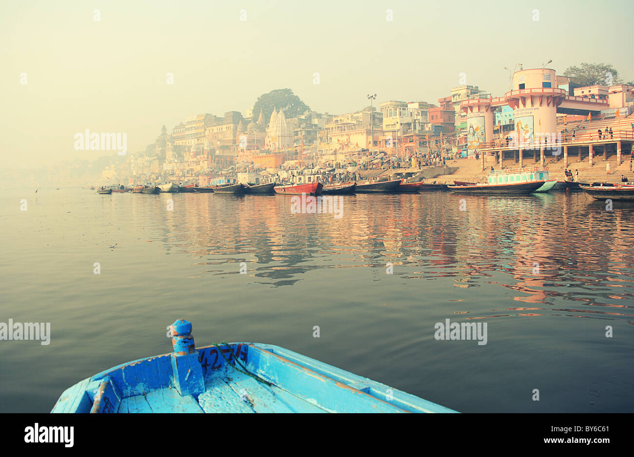 Bootsfahrt auf dem heiligen Fluss Ganges, Varanasi, Indien Stockfoto