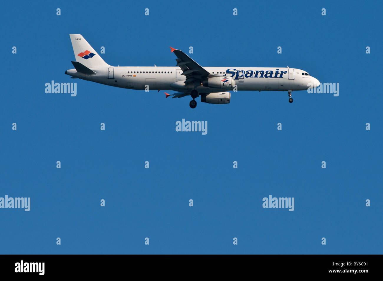 Spanair-Flugzeug am Himmel Stockfoto