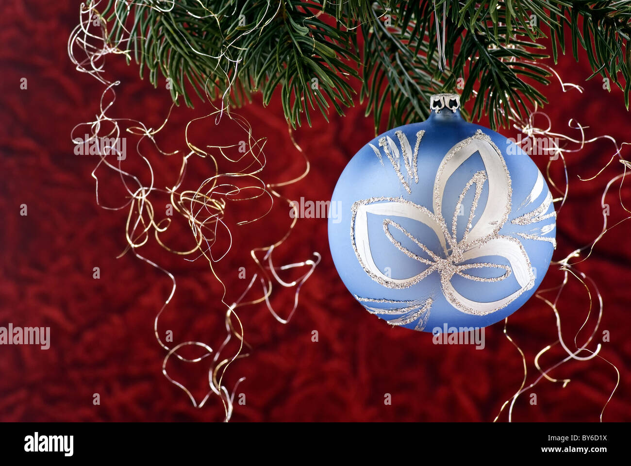 Weihnachtskugel als Closeup am Weihnachtsbaum Stockfoto
