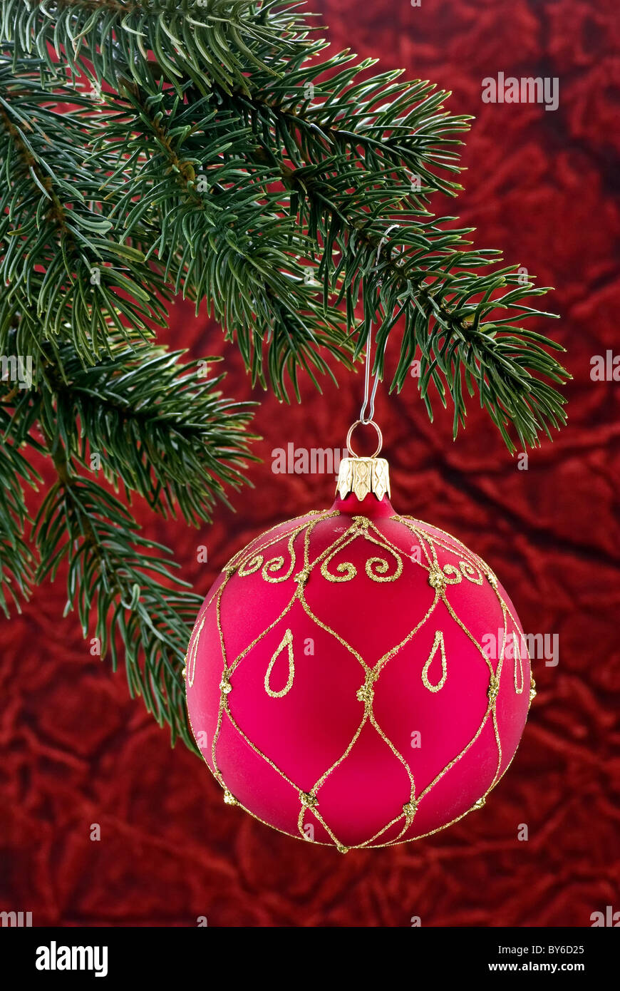 Weihnachtskugel als Closeup am Weihnachtsbaum Stockfoto