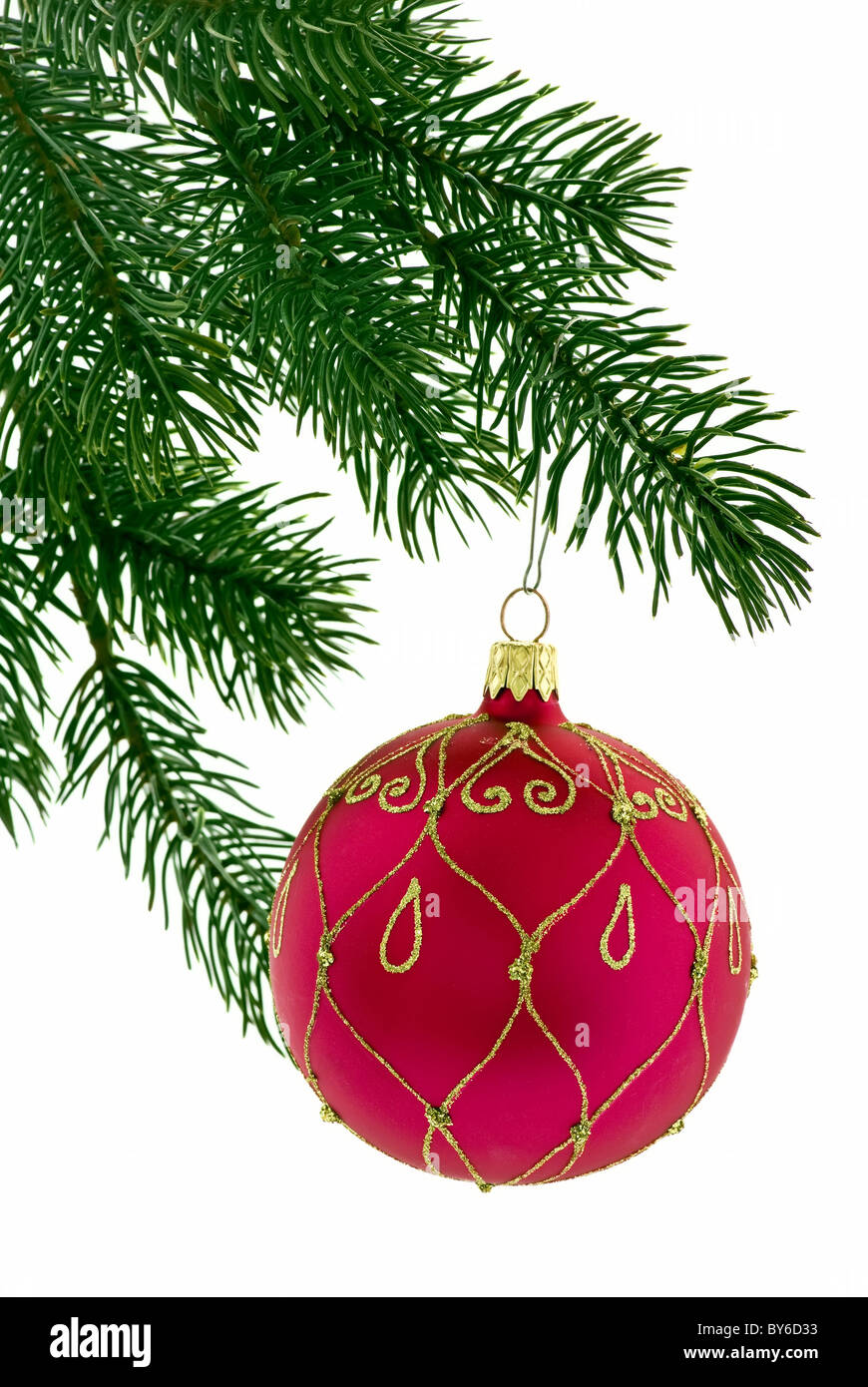 Weihnachtskugel als Closeup am Weihnachtsbaum auf weißem Hintergrund Stockfoto