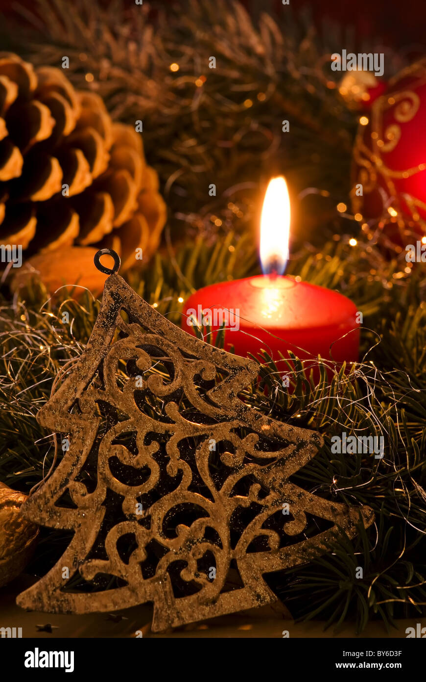 Weihnachts-Dekoration mit Kerzenlicht und Tand als Nahaufnahme Stockfoto