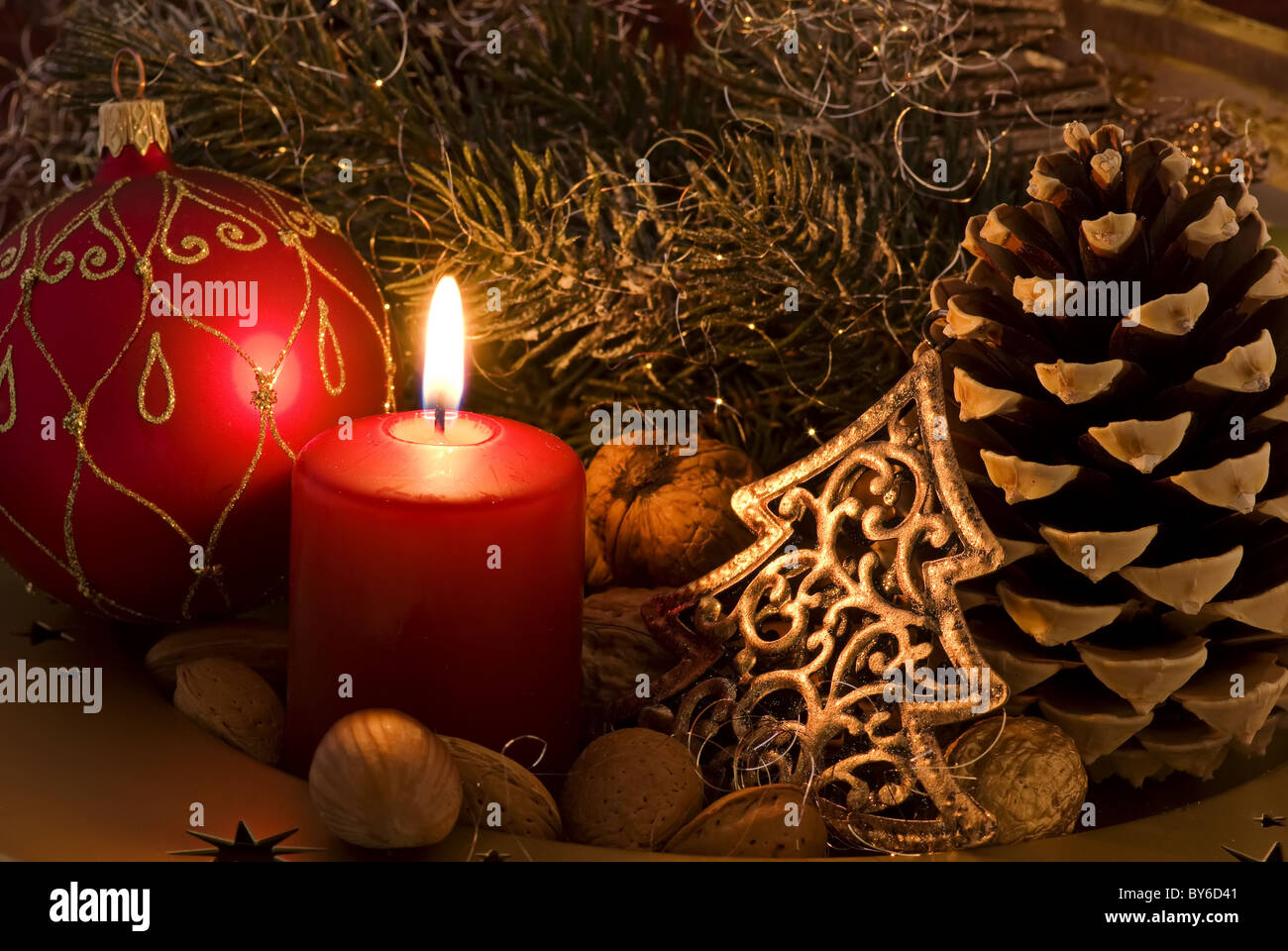 Weihnachts-Dekoration mit Kerzenlicht und Tand als Nahaufnahme Stockfoto
