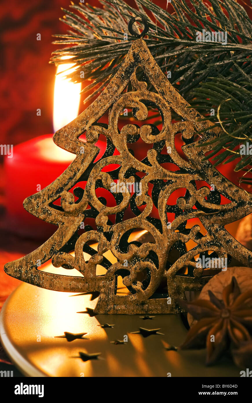 Weihnachts-Dekoration mit Kerzen als Nahaufnahme Stockfoto