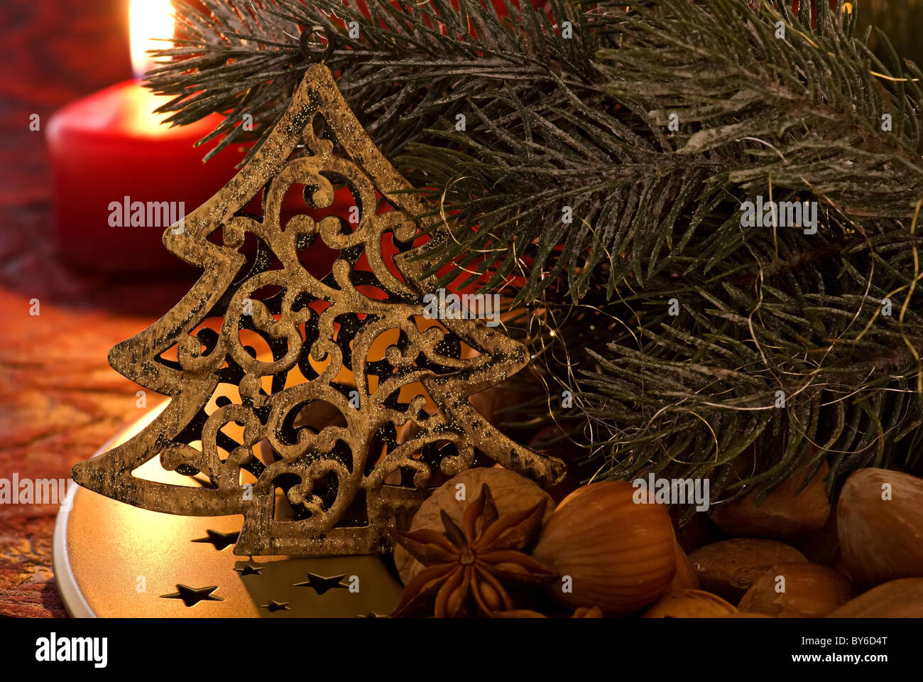 Weihnachts-Dekoration mit Kerzen als Nahaufnahme Stockfoto