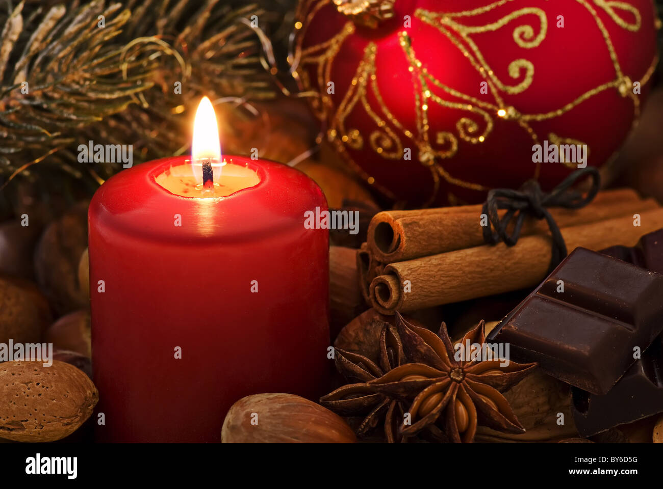 Weihnachts-Dekoration mit Kerzen, Nüssen und Tand als Nahaufnahme Stockfoto