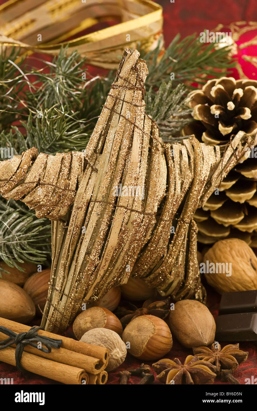 Weihnachts-Dekoration mit einem Stern und Kiefer Kegel als Nahaufnahme Stockfoto