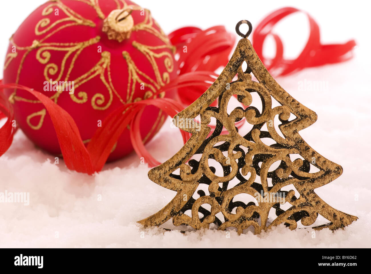 Weihnachts-Dekoration mit Tand und Band als Nahaufnahme im Schnee Stockfoto