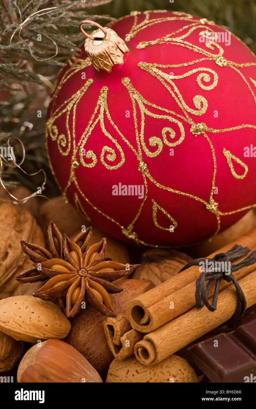 Weihnachtskugel mit Dekoration als Nahaufnahme Stockfoto