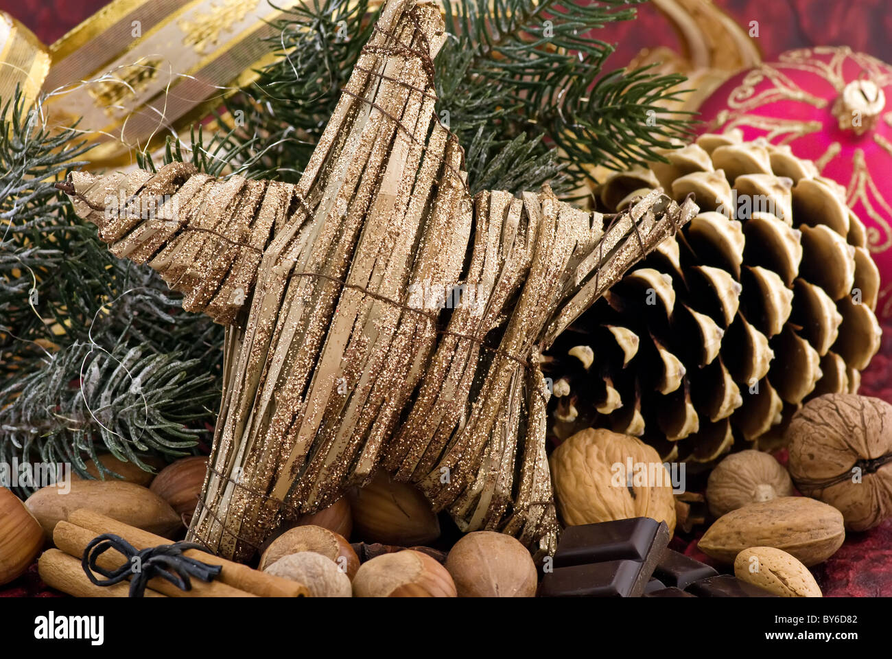 Weihnachts-Dekoration mit einem Stern und Kiefer Kegel als Nahaufnahme Stockfoto