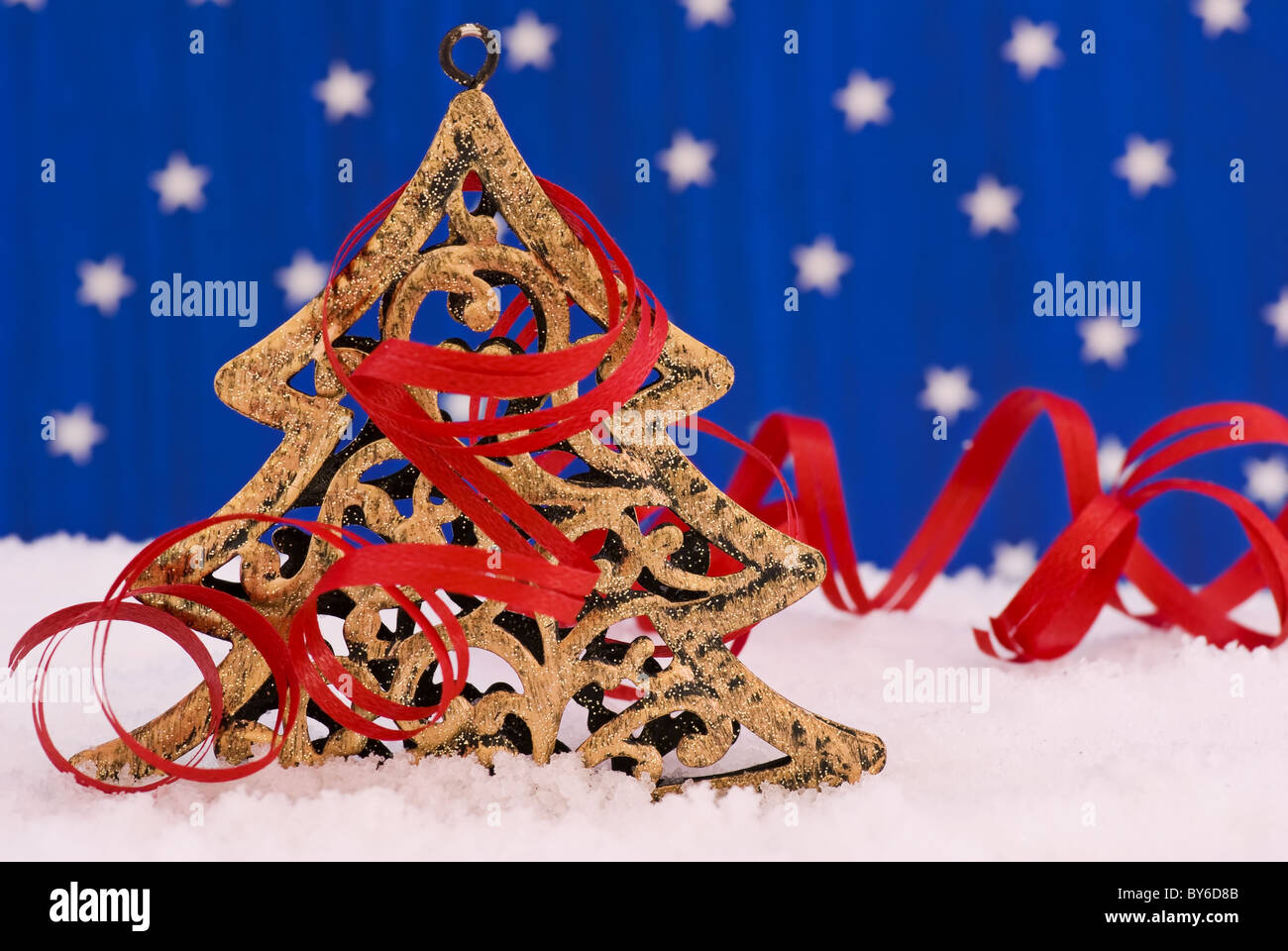 Weihnachtsbaum Dekoration als Nahaufnahme im Schnee Stockfoto