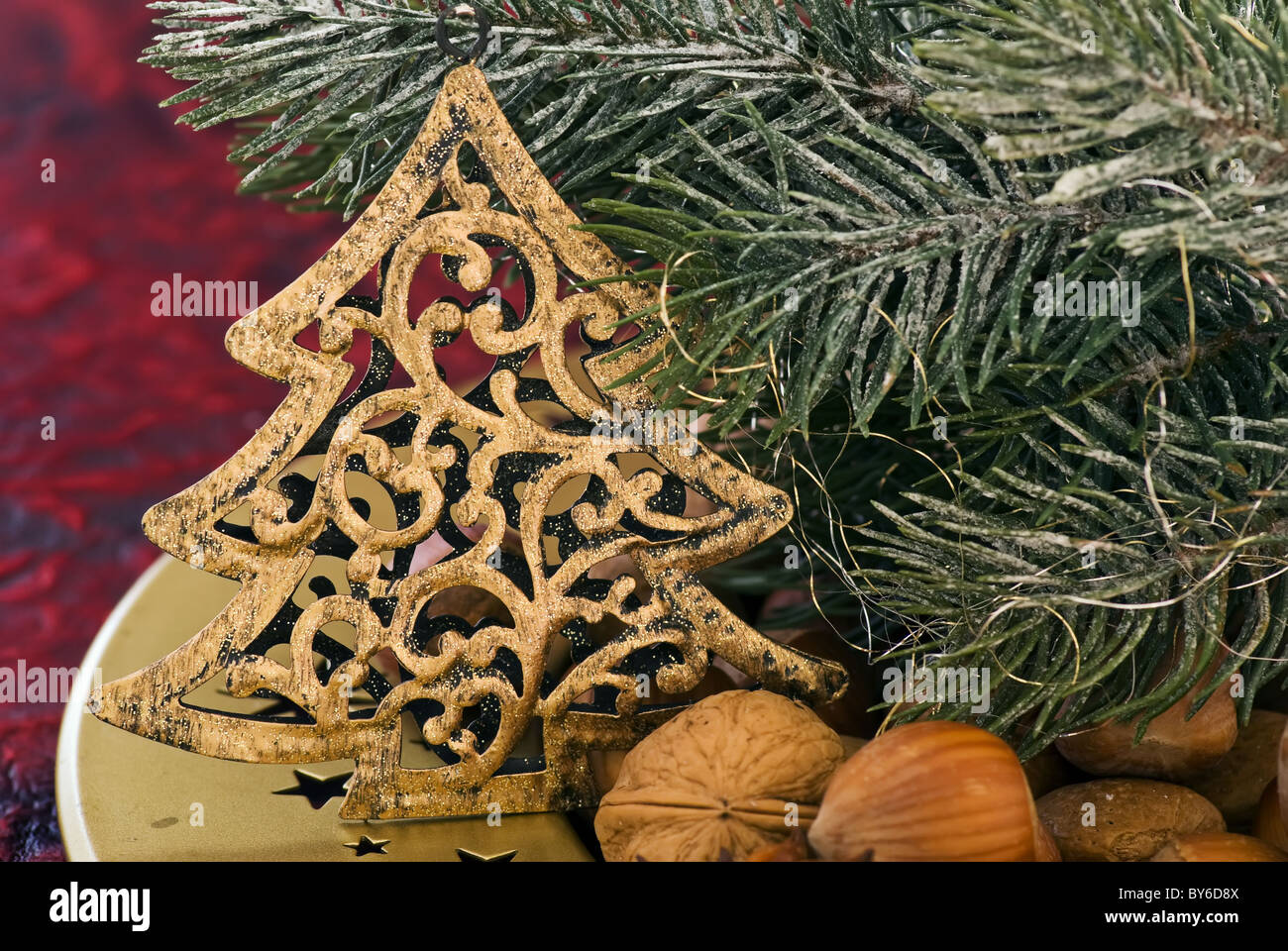 Weihnachts-Dekoration mit grünen Tannen und Tand als Nahaufnahme Stockfoto