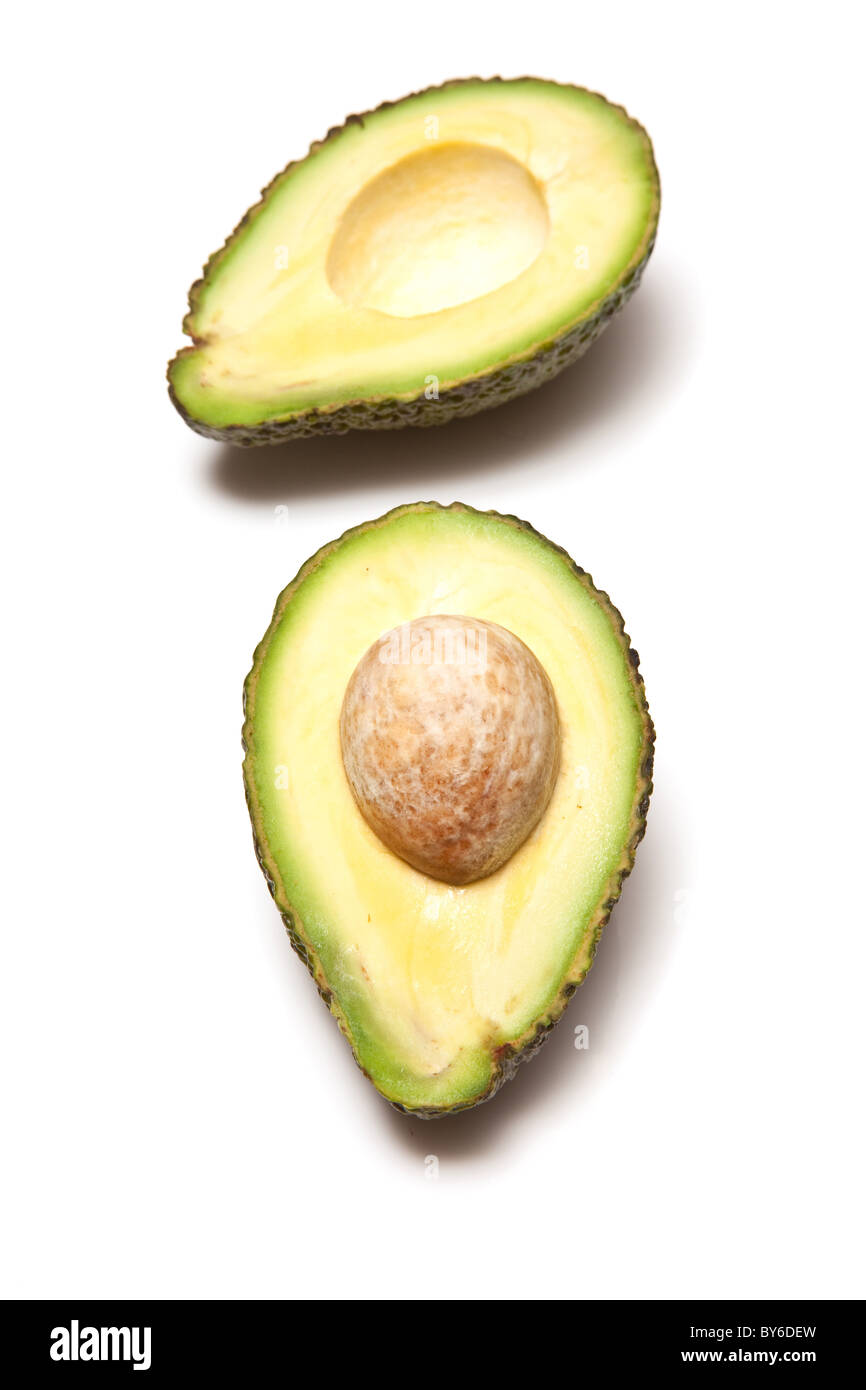 Avocado Birne halbiert und isoliert auf einem weißen Studio-Hintergrund. Stockfoto