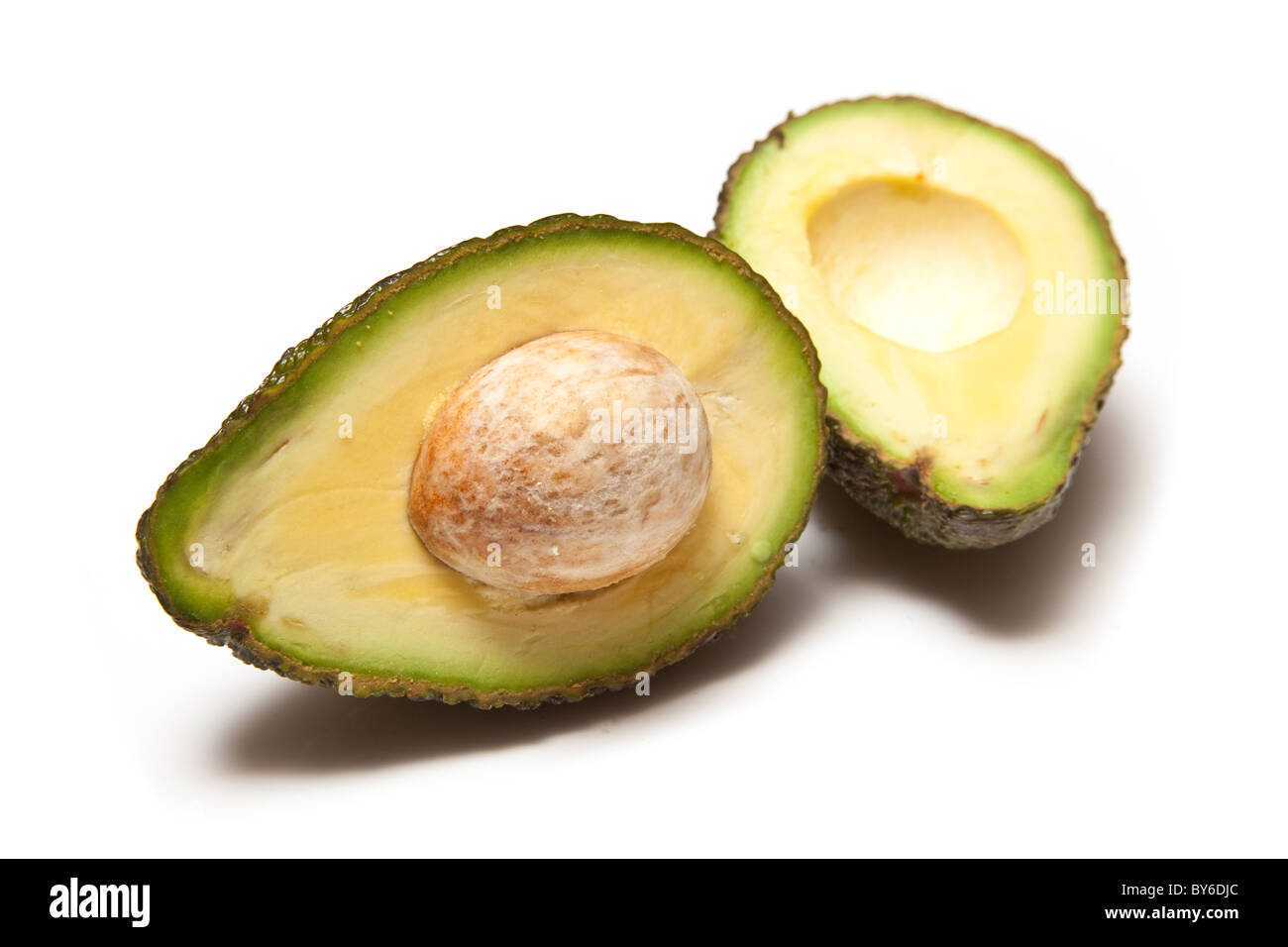 Avocado Birne halbiert und isoliert auf einem weißen Studio-Hintergrund. Stockfoto