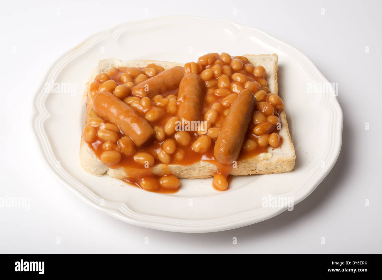 Heinz Bohnen mit Würstchen aus Schweinefleisch auf toast Stockfoto