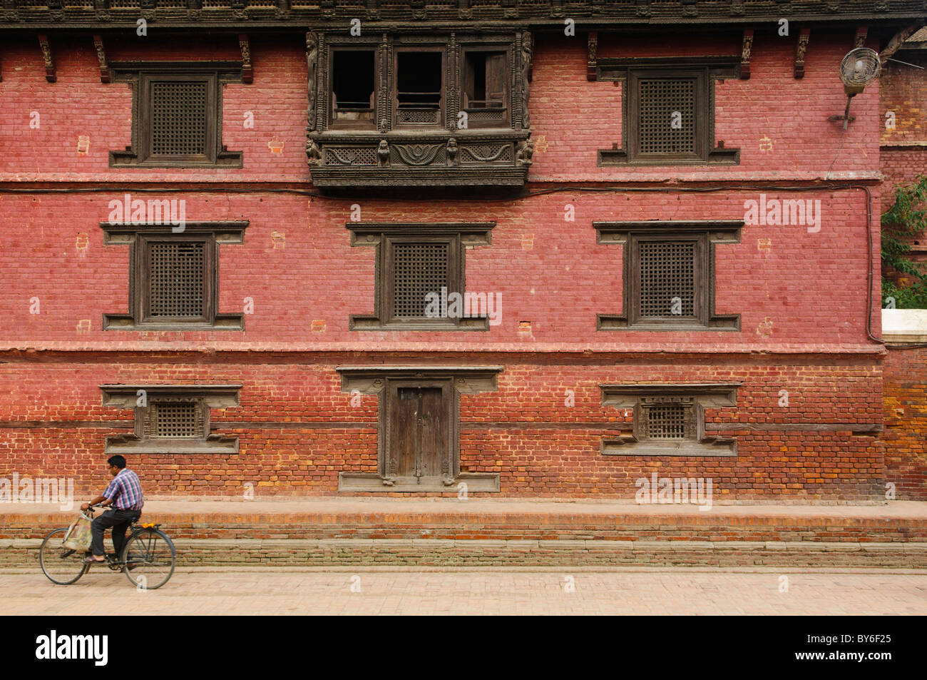 Radfahrer vor dem Königspalast in alten Patan, in der Nähe von Kathmandu, Nepal Stockfoto