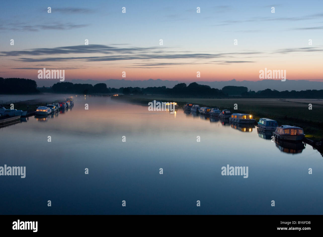 Boot Partie sich neben Acle Brücke in der Nacht auf den Norfolk Broads Stockfoto