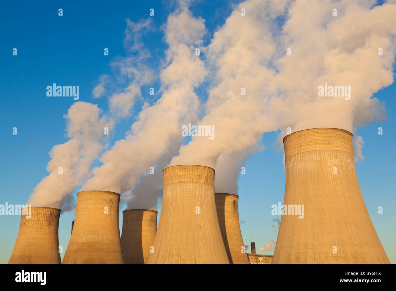 CO2-Emissionen und Dampf aus dem Kohlekraftwerk Ratcliffe-on-Soar in Nottinghamshire England GB Europa Stockfoto