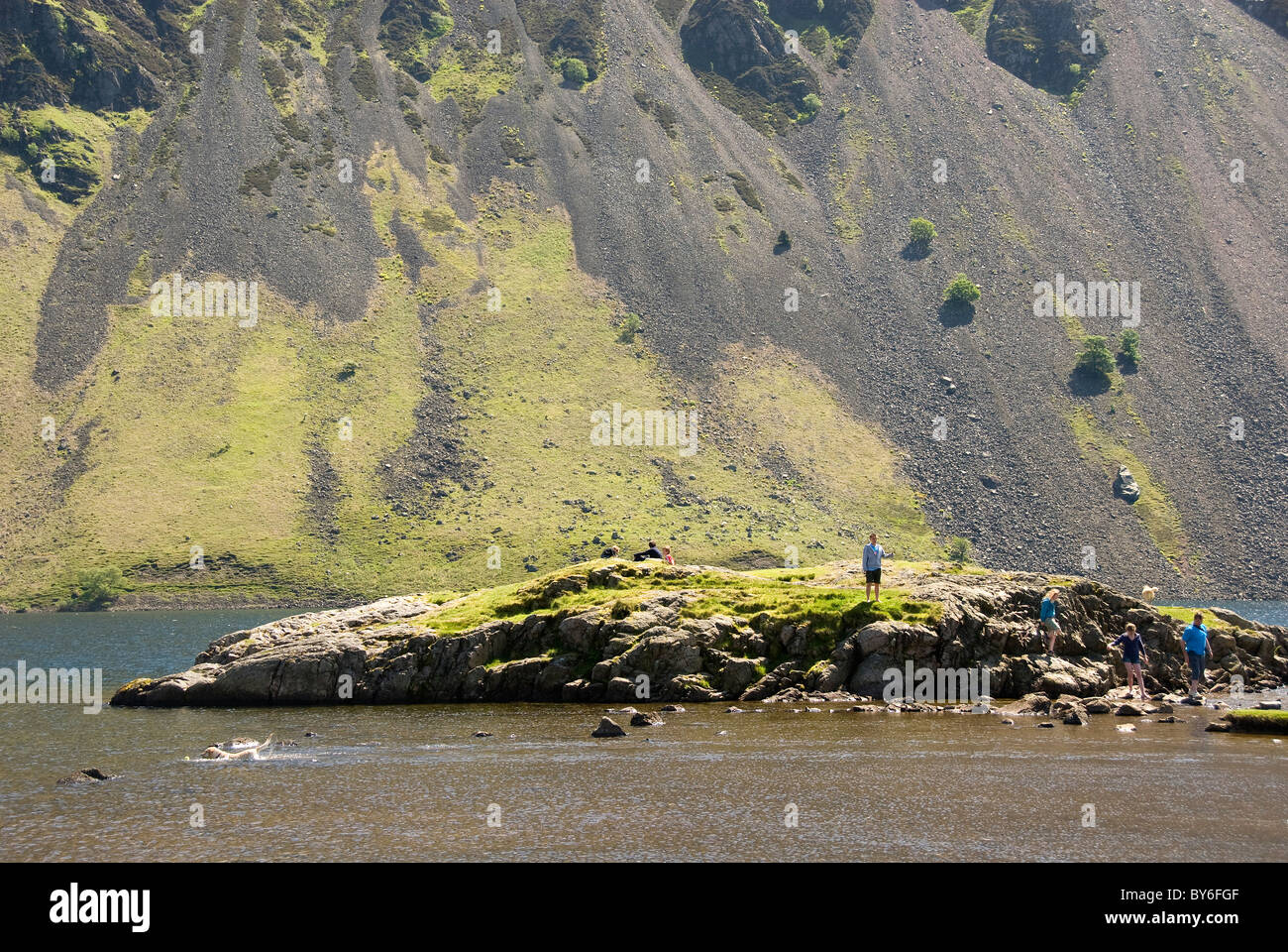 Menschen auf der kleinen Insel, Wast Wasser Wasdale Valley, Lake District National Park, Cumbria, England, UK Stockfoto