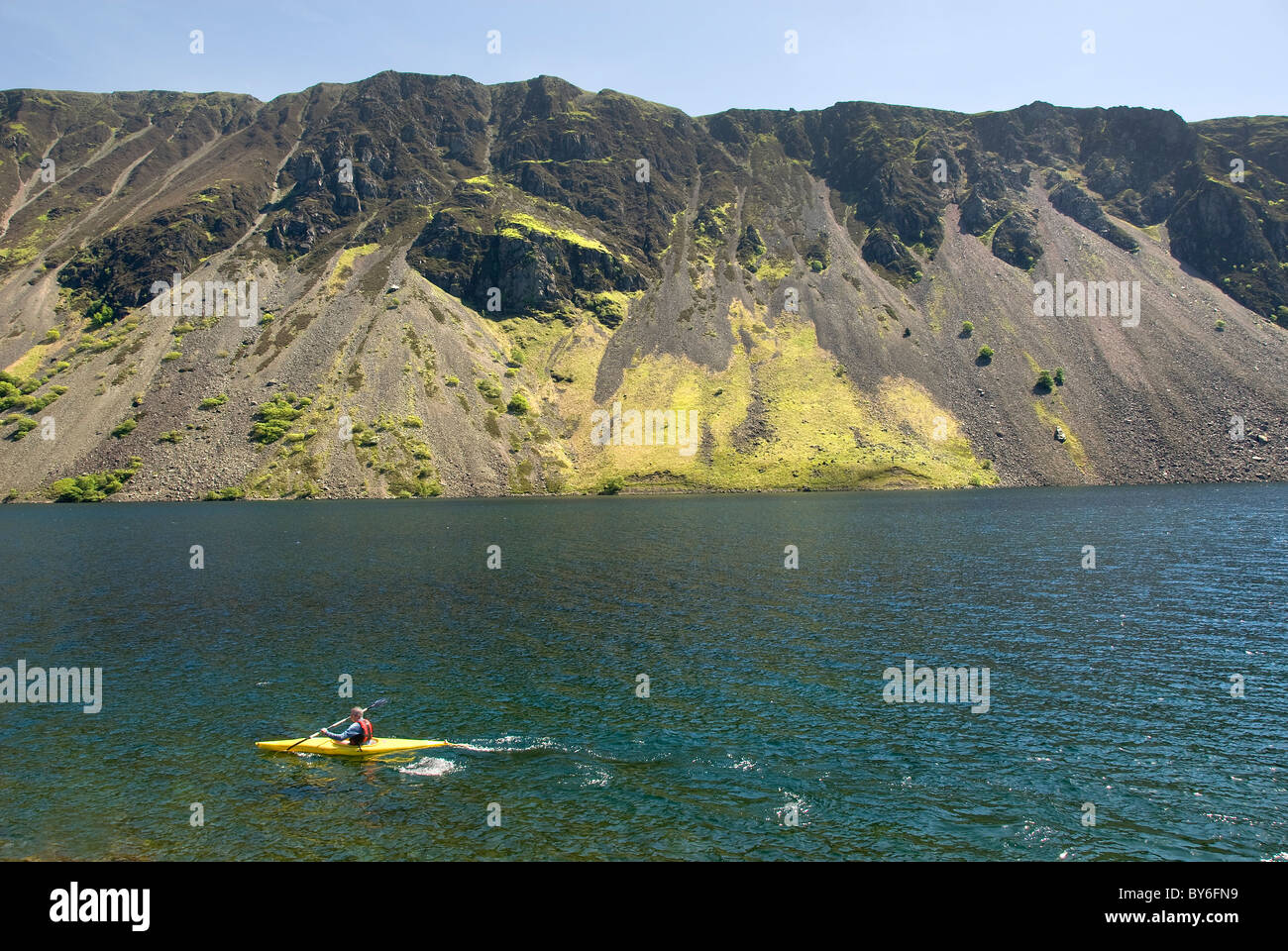 Kajakfahrer auf See Wastwater, Lake District, England, Cumbria, UK Stockfoto