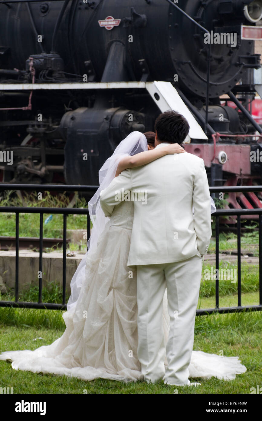Glückliche Braut und Bräutigam für eine Hochzeitsfotografie Stockfoto