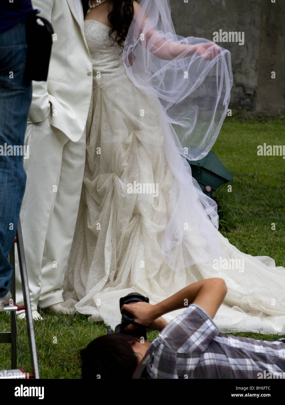 Glückliche Braut und Bräutigam für eine Hochzeitsfotografie Stockfoto