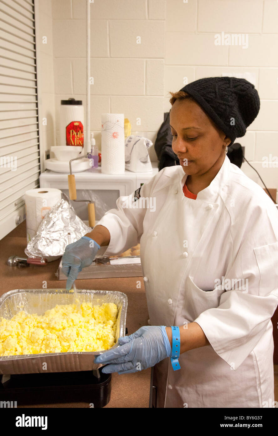 Mount Clemens, Michigan - freiwilliger kocht Frühstück für Obdachlose auf der Martin Luther King-Urlaub. Stockfoto