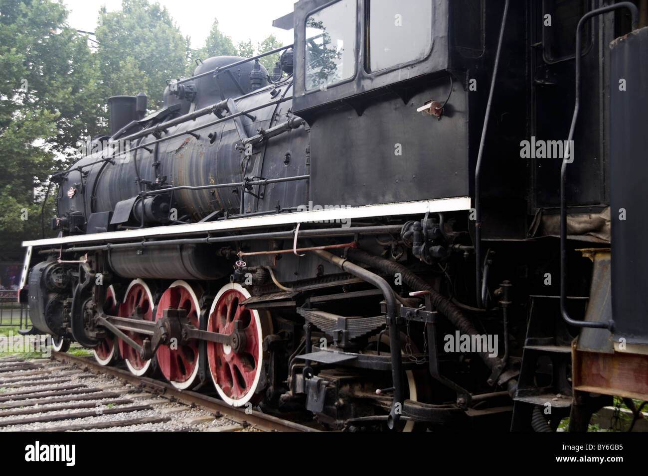 eine schwarze klassische Dampfmaschine Stockfoto