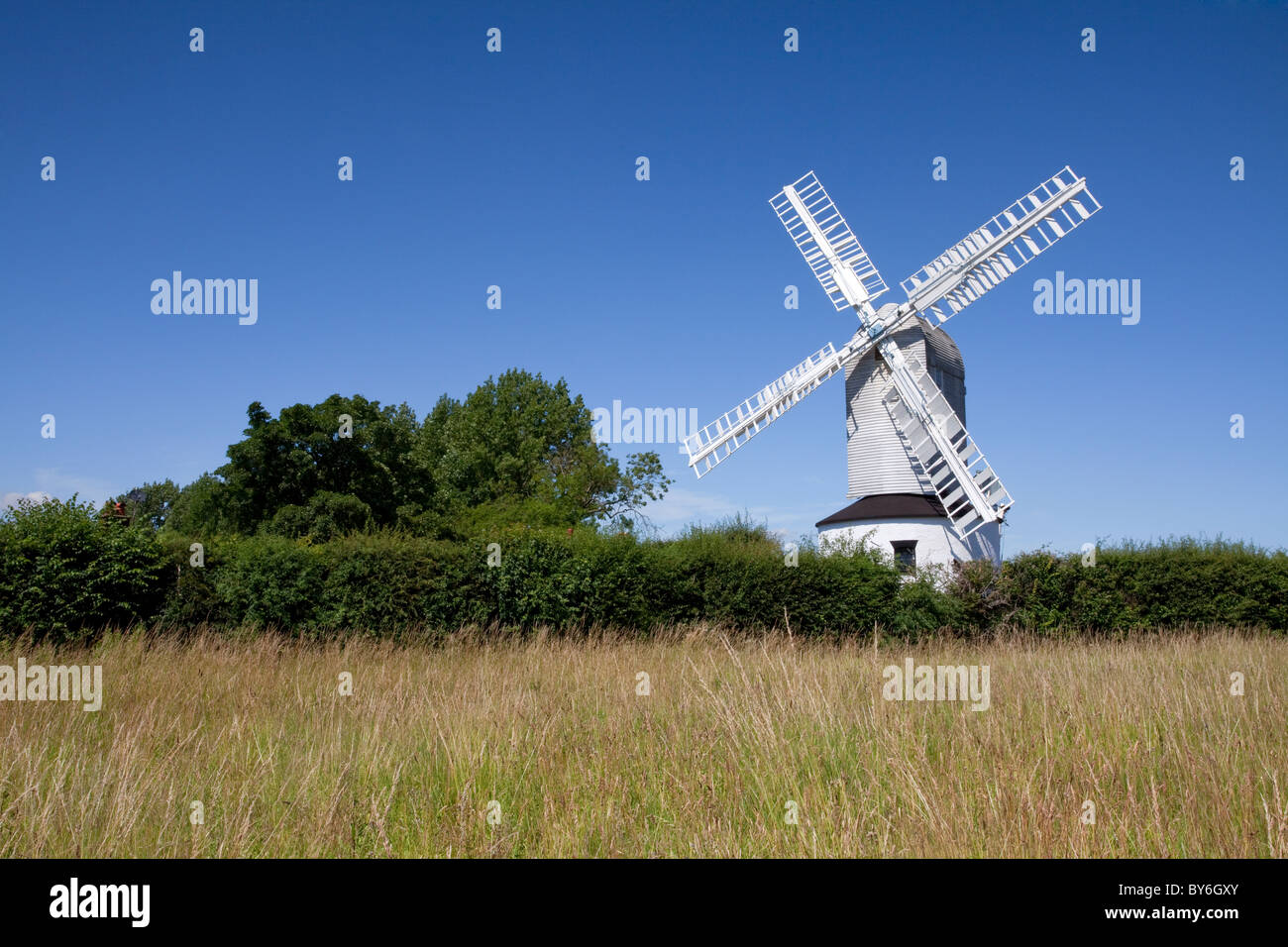 Saxtead Green Windmühle in der Landschaft von Suffolk aus einem nahe gelegenen öffentlichen Straßen fotografiert Stockfoto
