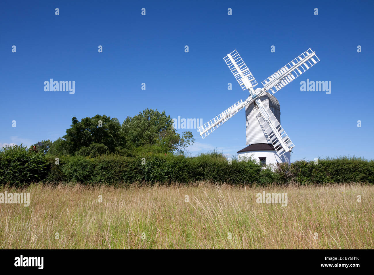 Saxtead Green Windmühle in der Landschaft von Suffolk aus einem nahe gelegenen öffentlichen Straßen fotografiert Stockfoto
