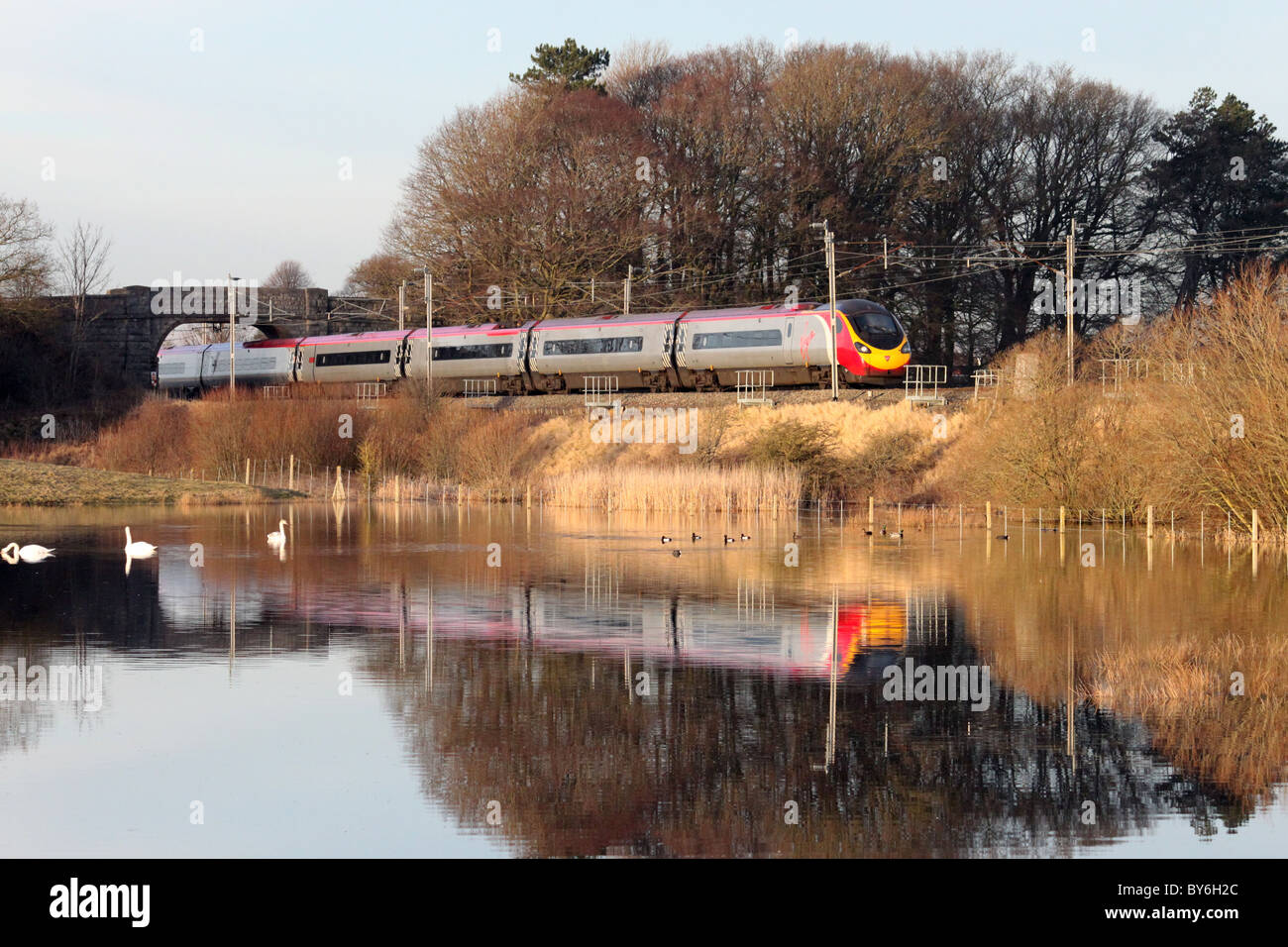 Pendolino-Zug auf West Coast Mainline in der Nähe von Holme zwischen Oxenholme und Carnforth. Stockfoto