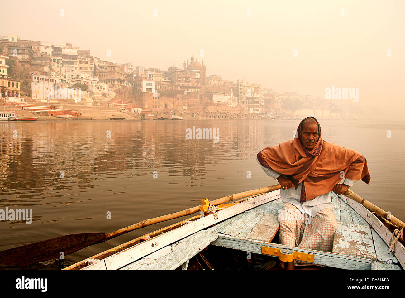 Indische Schiffer auf dem heiligen Fluss Ganges, Varanasi, Indien Stockfoto