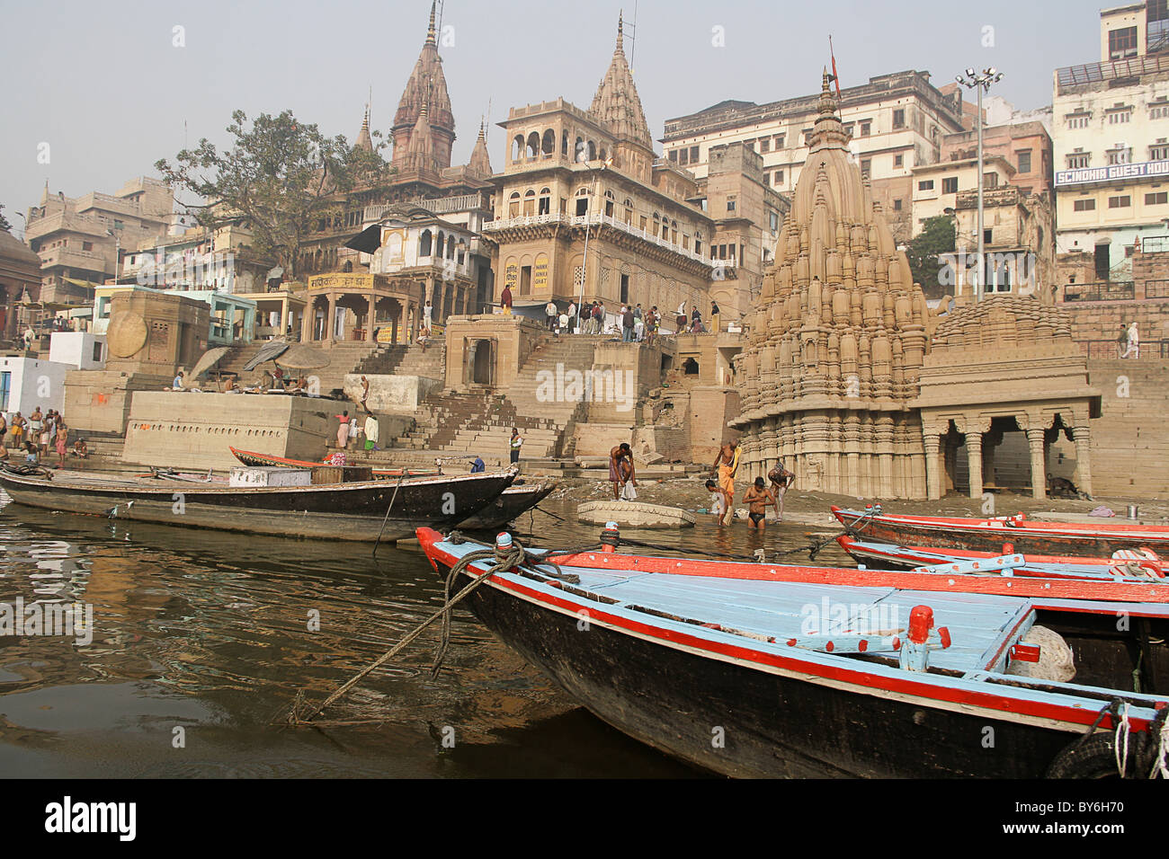 Boote auf dem heiligen Fluss Ganges, Varanasi, Indien Stockfoto
