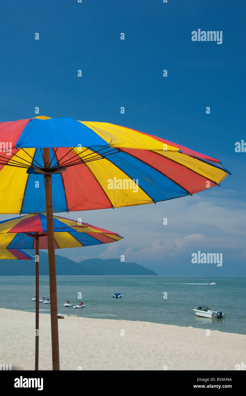 Malaysia, Insel Penang, Golden Sands Beach Resort. Beach Resort mit bunten Sonnenschirmen. Stockfoto