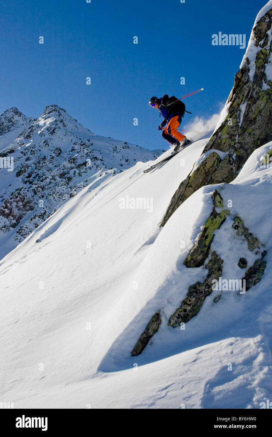 Skifahrer Freeriden, Gemsstock Ski Region, Andermatt, Kanton Uri, Schweiz Stockfoto
