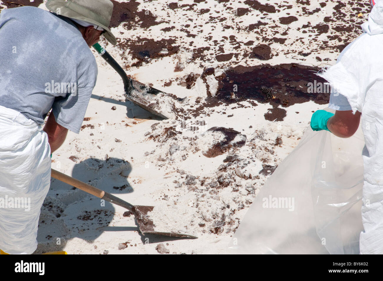 BP-Öl-Arbeiter Schaufeln Öl am Strand in Pensacola, Florida Stockfoto