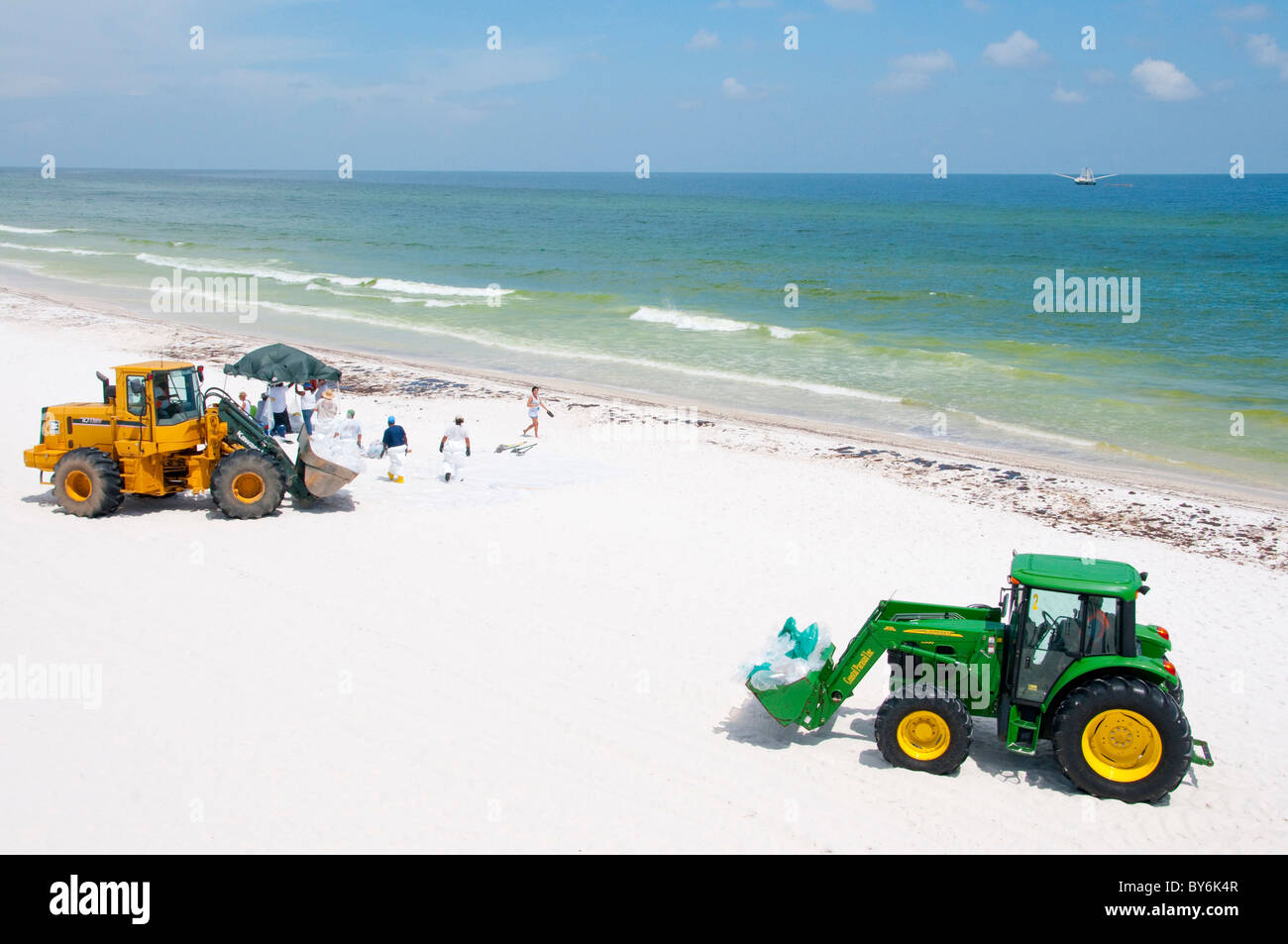 Schweres Gerät fährt auf verlassenen Pensacola Beach zur Beseitigung von Öl auf dem Höhepunkt der touristischen Saison Stockfoto