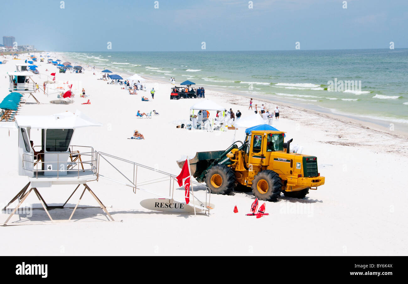 Schweres Gerät wird auf Pensacola Beach auf dem Höhepunkt der touristischen Saison gebracht, bei der Entfernung von Öl von den Küsten zu unterstützen Stockfoto