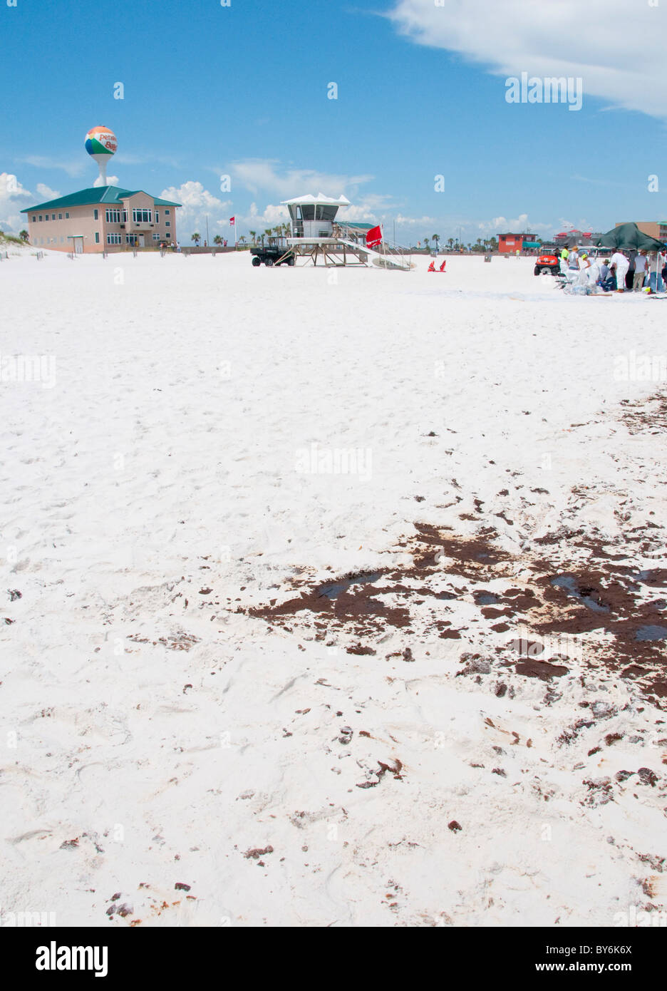 Öl auf Sand folgende BP-Ölpest Stockfoto