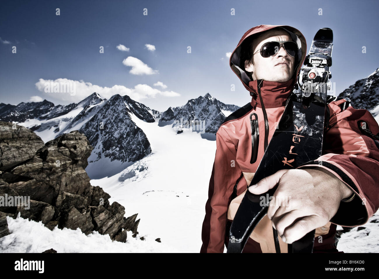 Junger Mann mit Telemarkski auf Schulter vor Oestlicher Seespitze, Westlicher Seespitze und Ruderhofspitze, Wildgratscha Stockfoto