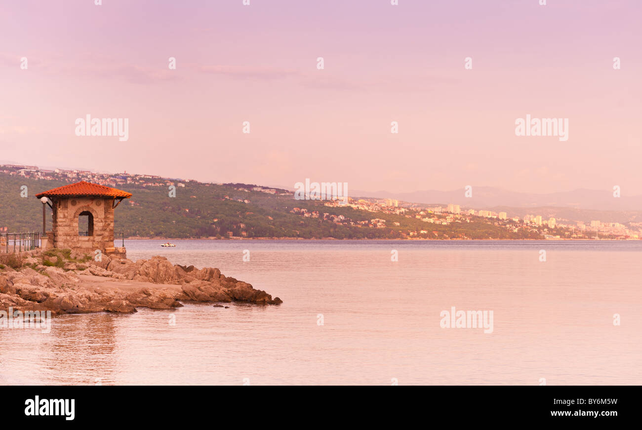 Pavillon am Adriatischen Meer. Panoramablick von Opatija Shore, beliebte kroatische touristische Destination. Stockfoto