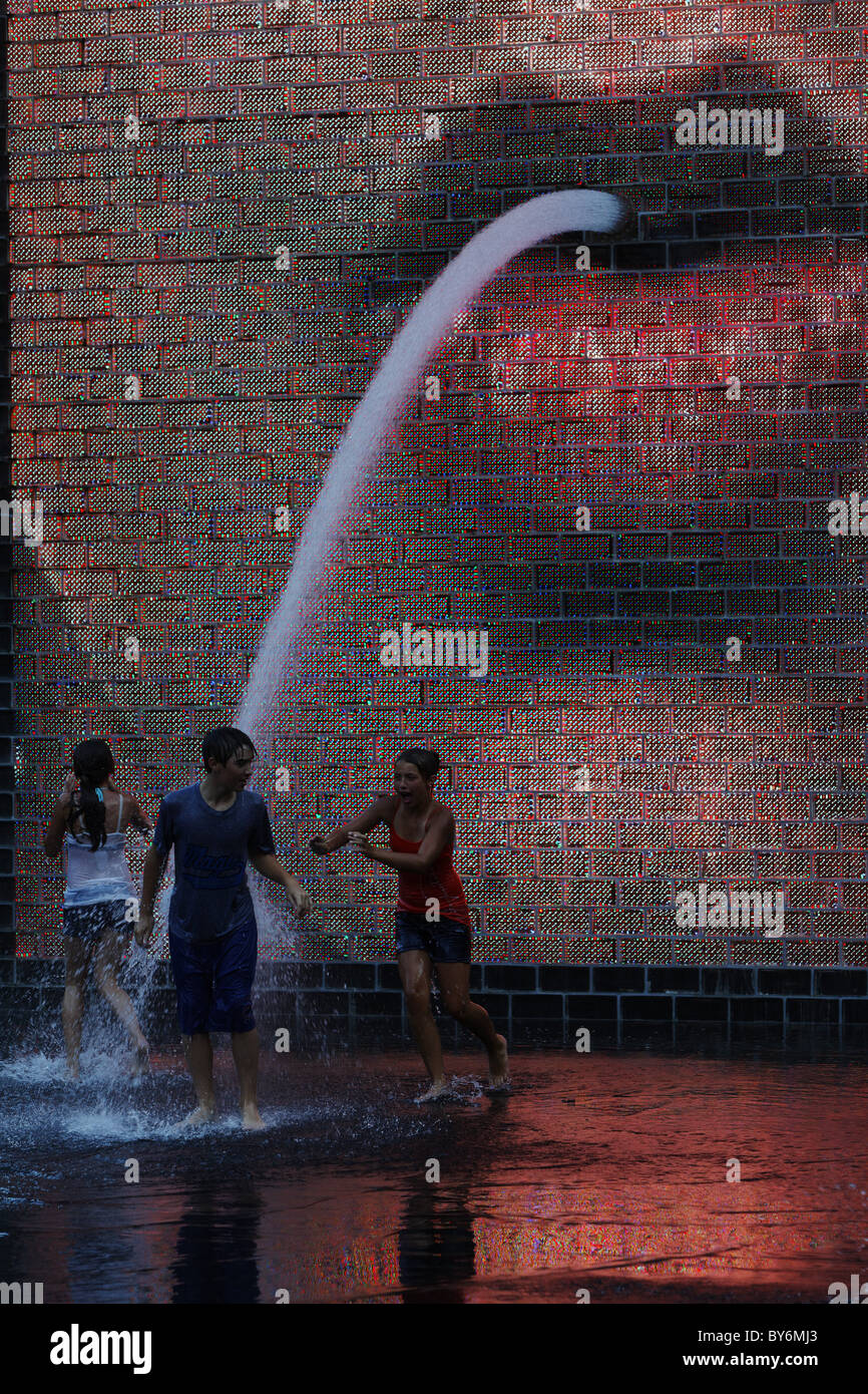 Jugendliche spielen in The Crowne Brunnen von Jaume Plensa, Millenium Park, Chicago, Illinois, USA Stockfoto