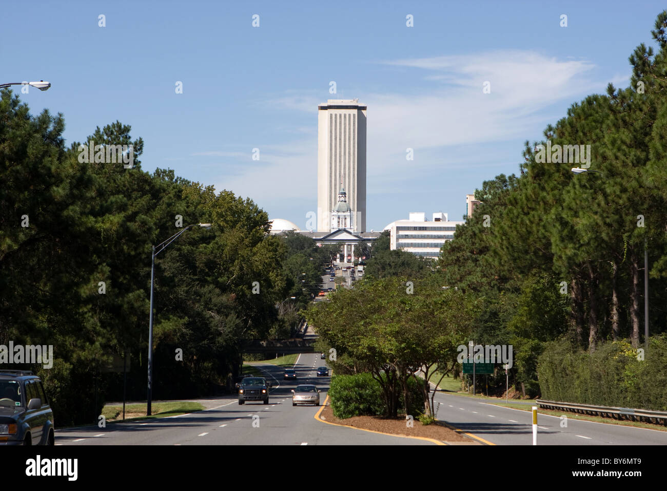 Das neue Florida State Capitol Gebäude überragt die alte Hauptstadt, darunter sitzen und heute ein staatliches Museum in Tallahassee, Stockfoto