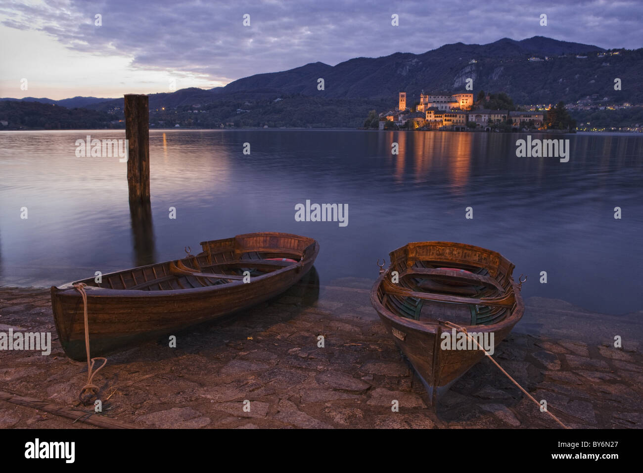 Ruderboote am Seeufer des Lago d ' Orta, im Hintergrund Isola San Giulio, Orta San Giulio, Piemont, Italien Stockfoto
